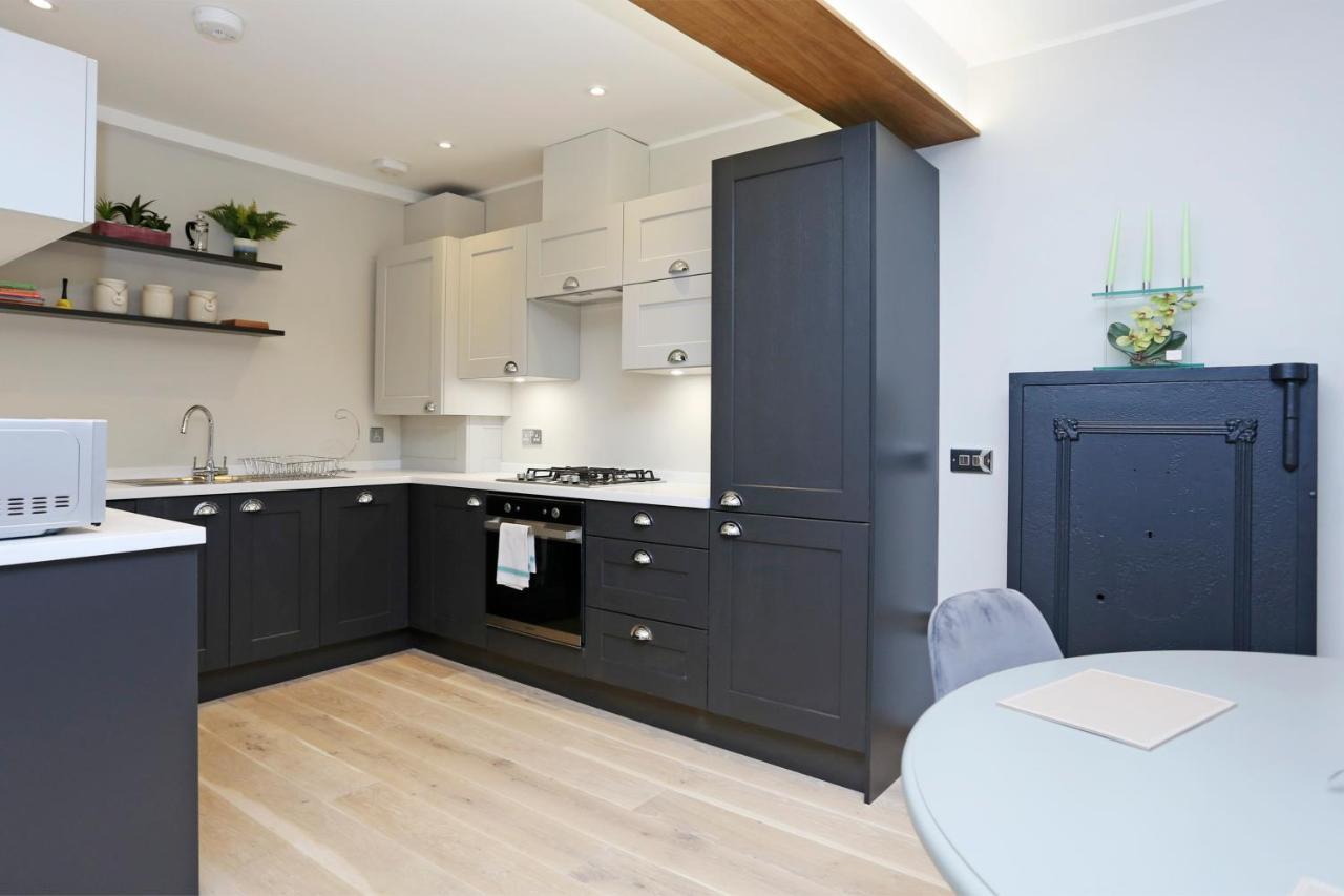 Joivy Refurbished Home On The Royal Mile 에든버러 외부 사진
