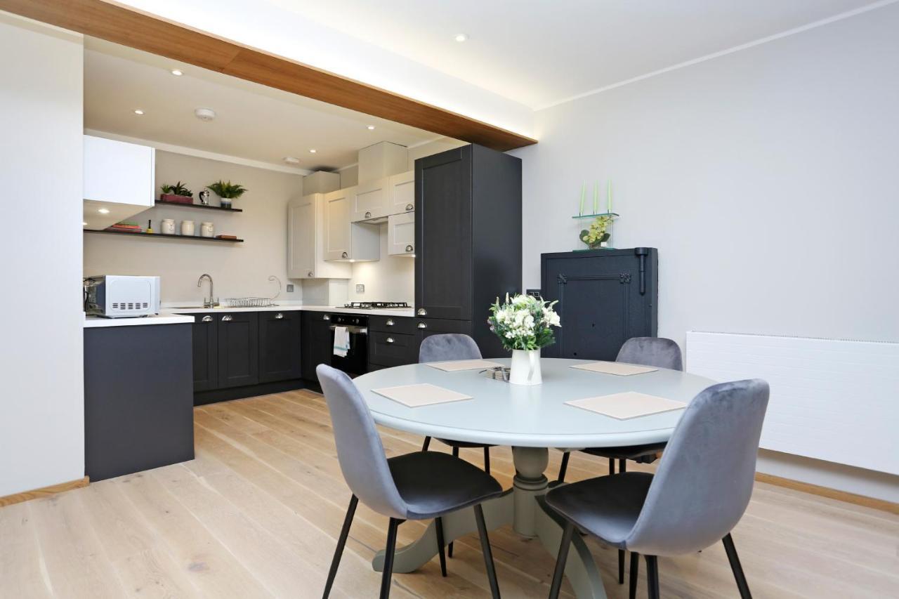 Joivy Refurbished Home On The Royal Mile 에든버러 외부 사진